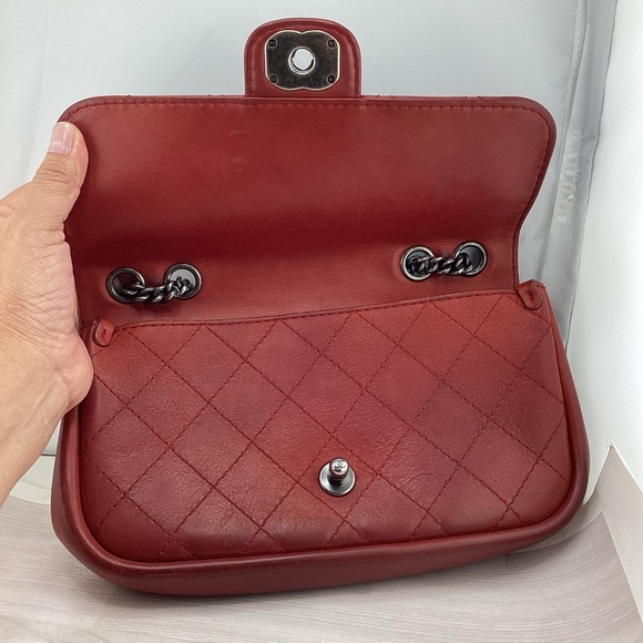 CHANEL Red Quilted Leather Shoulder Bag with Silver Chain - Picture 3 of 8